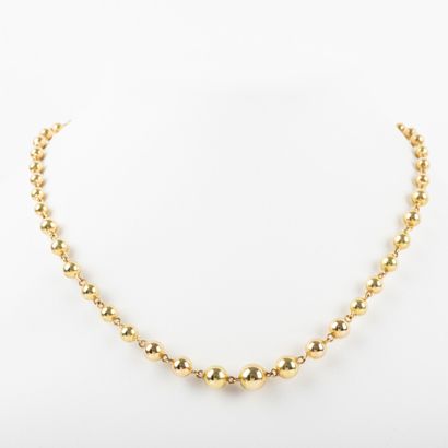 null Choker necklace in gold with decoration of balls diam 4.7 to 8.7 mm approximately....