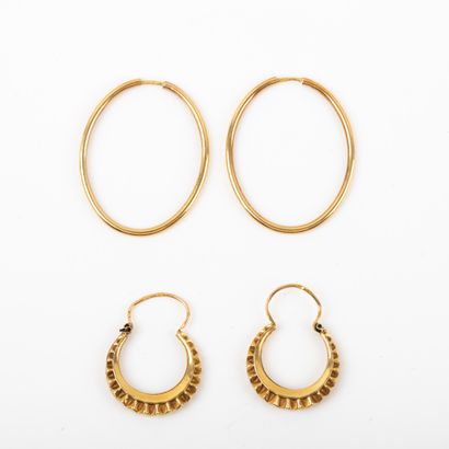 null Deux paires de pendants d'oreilles en or et or godronné 

Poids: 2.9 g - ch...