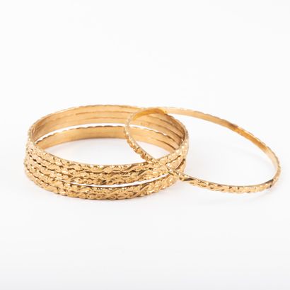 null Six bracelets demi -jonc en or gravé 

Poids: 80 g - Diam : 6 cm- petites traces...