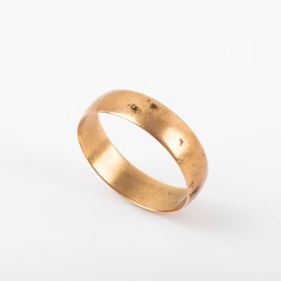 null Gold wedding ring 

Weight: 3.2 g- Finger: 62