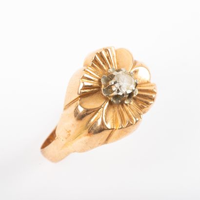 null Gold tank ring set with a white stone

Circa 1940

Gross weight: 2.9 g - Finger:...