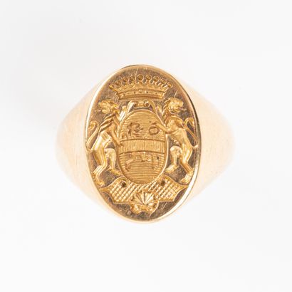 null Chevalière in gold with a coat of arms and a count's crown.

Weight: 15.4 g...