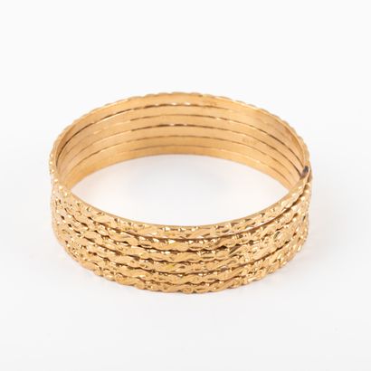 null Six gold half-rimmed bracelets 

Weight: 80 g - Diam: 6 cm - small traces of...