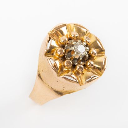 null Daisy ring with 8/8 cut diamonds, textured gold setting.

Gross weight : 4,8...