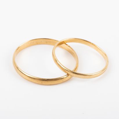 null Two gold wedding rings 

Weight: 2.8 g - Finger: 59 & 50- Deformation