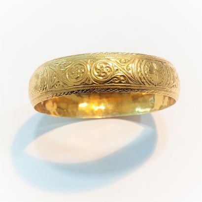 null Large half-bracelet in engraved gold.

Weight 26.7 g - Diam: 7 cm tightened