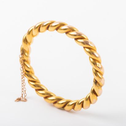 null Bracelet with hinges and torso sides in two golds 

Weight: 19.7 g - Diam :...