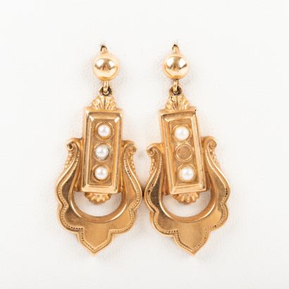 null Pair of gold earrings and half cultured pearls 

Gross weight: 5 g - H: 3.5...