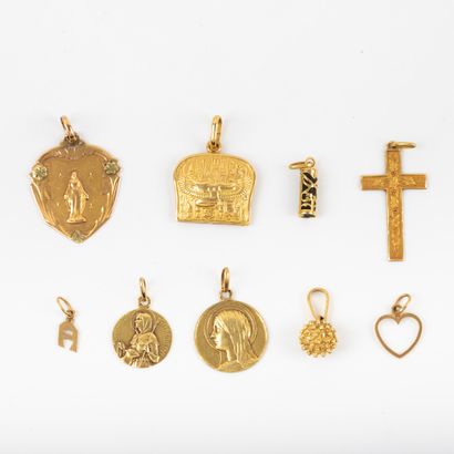 null Set of baptism medals, pendants and cross pendant. 

Weight: 16.3 g