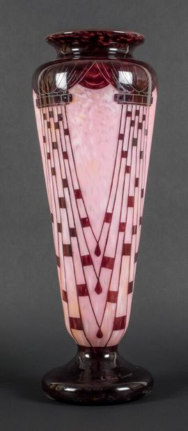 null THE FRENCH GLASS

Baluster vase in mauve glass on a pink marbled background...