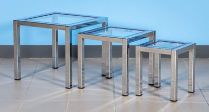 null Suite de trois tables gigognes en métal chromé et à plateau de verre aux contours...