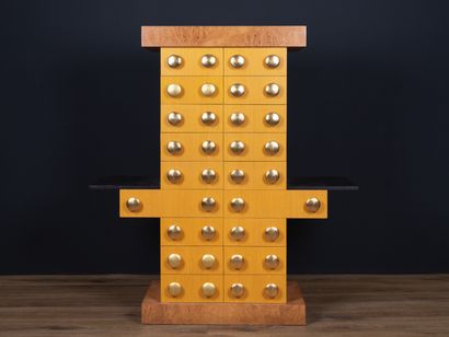 ETTORE SOTTSASS ETTORE SOTTSASS 

Rare cabinet modèle « Mobile Giallo »

En bois...