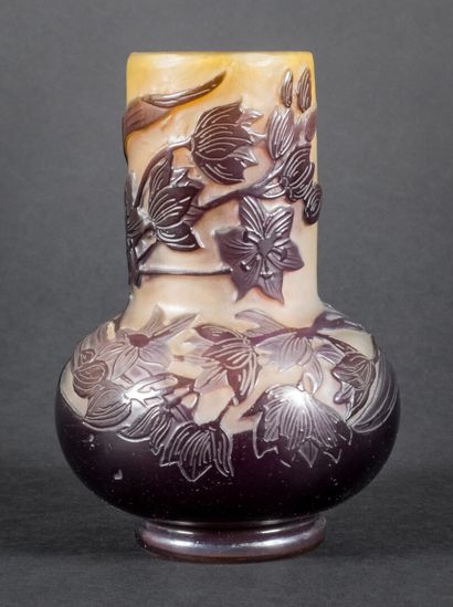 GALLE

Vase bulbeux en verre multicouche...