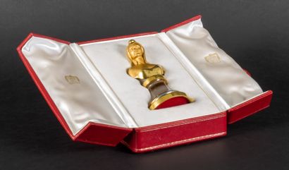 null CARTIER, Paris

Marianne d'or

Trophée en bronze et métal doré, bague en argent...