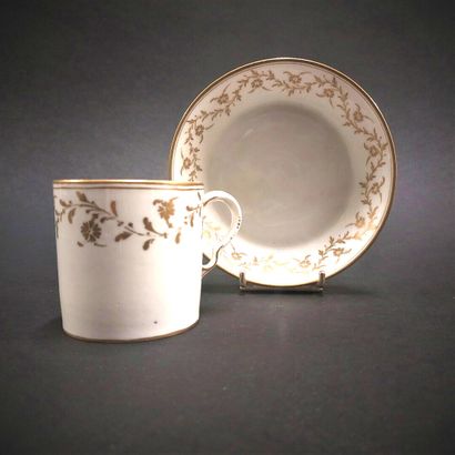 null Paris



Porcelain cup and saucer decorated in gold with a garland of flowers...