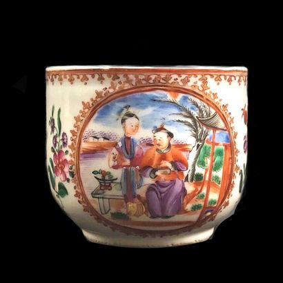 null Chine


Corps de pot à sucre en porcelaine à décor polychrome des émaux de la...