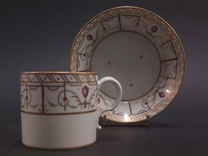 null Paris



Porcelain cup and saucer with polychrome and gold decoration of cassolettes...