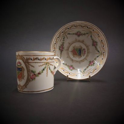 null Paris



Cup of form litron and its saucer out of porcelain with polychrome...