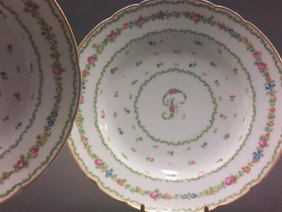 null Vincennes



Two hard porcelain soup plates with polychrome and gold decoration...