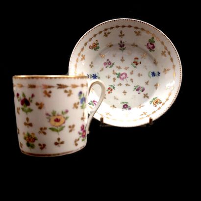 null Paris



Cup of form litron and its saucer out of porcelain with polychrome...