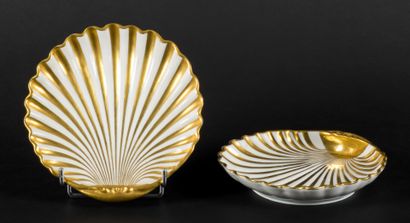 null Paris



Two porcelain cups and their saucer in the shape of shell with gold...