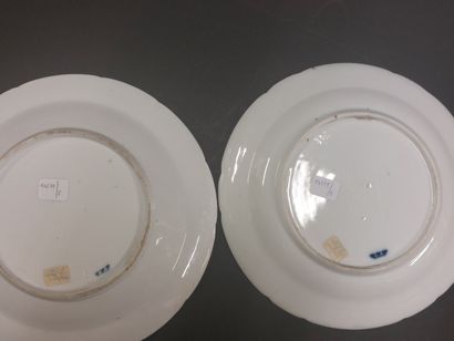 null Vincennes



Two hard porcelain soup plates with polychrome and gold decoration...