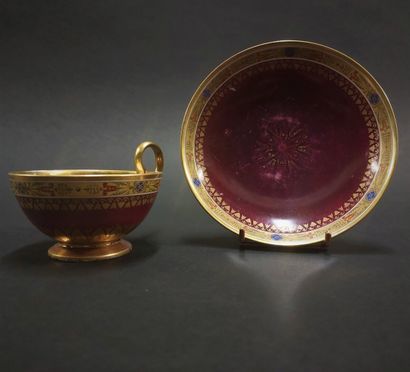 null Sèvres


Tasse à thé et sa soucoupe en porcelaine à décor polychrome de fleurs,...