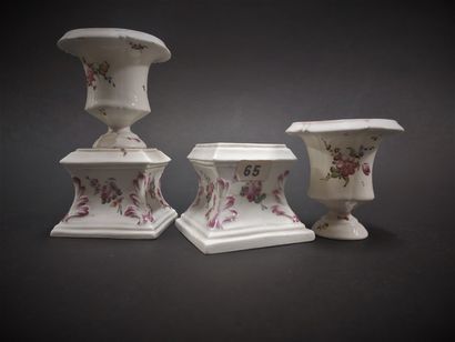null Mennecy



Pair of Medici vases in soft porcelain resting on a square base with...