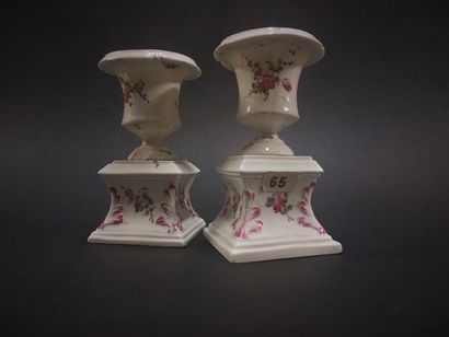 null Mennecy



Pair of Medici vases in soft porcelain resting on a square base with...