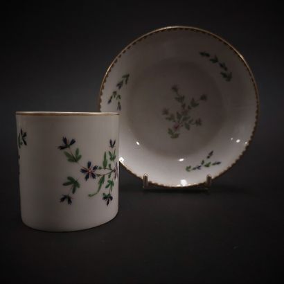 null Paris



Cup of form litron and a saucer out of porcelain with polychrome decoration...