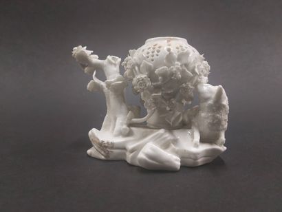 null Saint-Cloud



Group forming potpourri in white enamelled soft porcelain formed...
