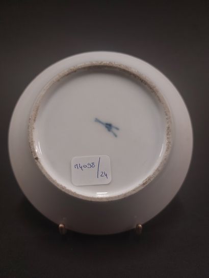 null Paris



Cup of form litron and its saucer out of porcelain with polychrome...