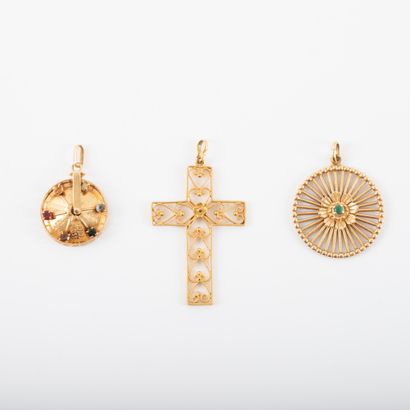 Deux pendentifs or et pierres et une croix...