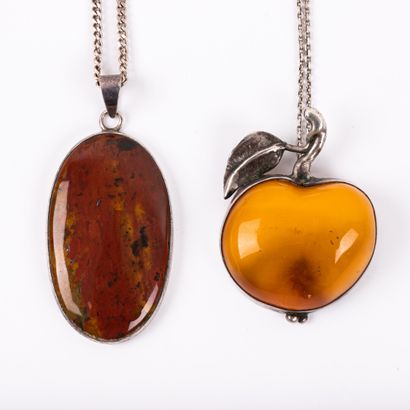 null Deux colliers argent, jaspe et ambre 

Poids brut : 40.7 g - L: 59 et 61 cm