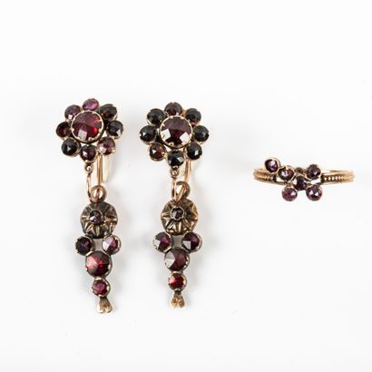 null Paire de boucles d'oreilles , grenats de perpignan monture or 

 on y joint...