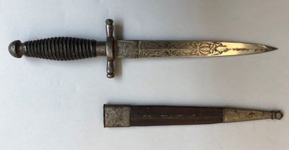 null Beautiful romantic dagger, called "dague de pute". Symmetrical blade with four...