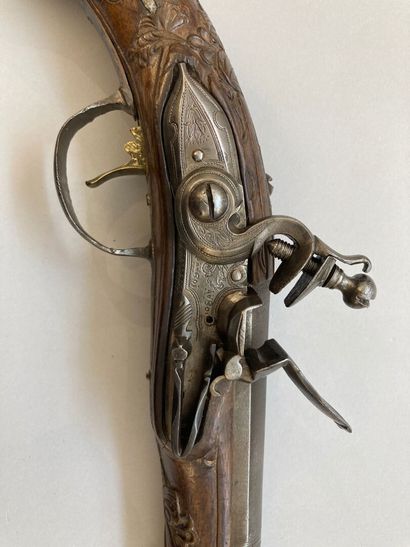 null Large flintlock pistol for the Orient. Body of turntable with sides, hammer...