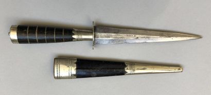 null Romantic dagger, symmetrical six-sided blade of 140 mm for a length of the weapon...