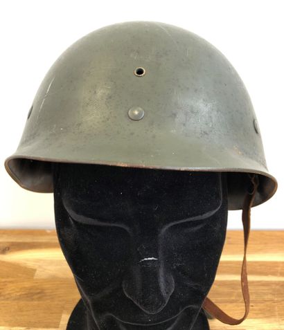 null US M1 helmet, movable lugs, welded edge band at the front. Original matte paint...