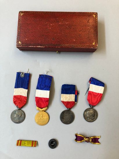null Lot of various decorations. We find there: 

- Medals of Work, gold and silver

-...