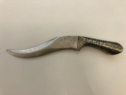 null Superb Indian dagger, handle in bidri inlaid with gold stars interlaced with...