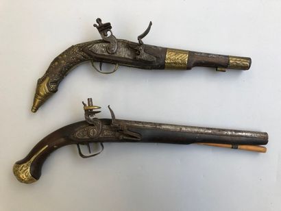 null Two large flintlock pistols for the Orient, not functional. Condition 2-