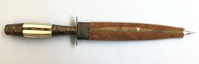 null Dagger with symmetrical blade with four sides, decorative opening to the reperce....
