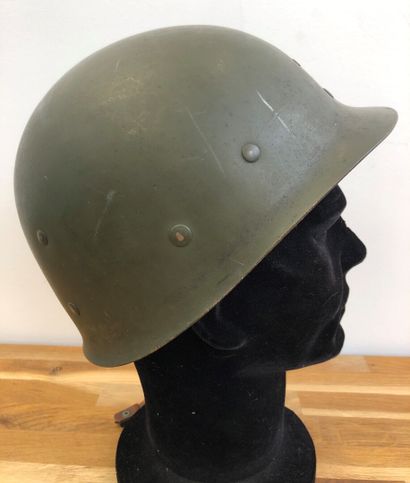 null US M1 helmet, movable lugs, welded edge band at the front. Original matte paint...