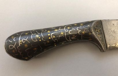 null Superb Indian dagger, handle in bidri inlaid with gold stars interlaced with...