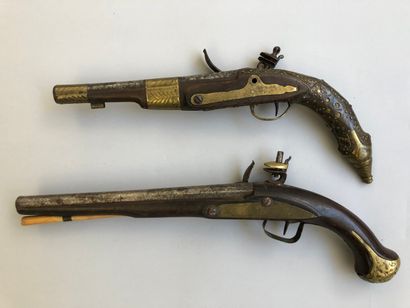 null Two large flintlock pistols for the Orient, not functional. Condition 2-