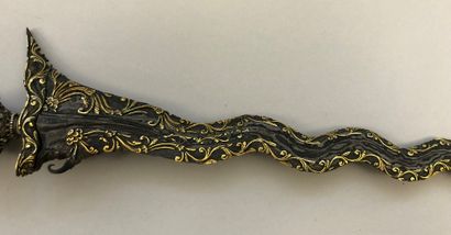 null Superb kriss (Java or Sumatra ?). Beautiful wavy blade with seven undulations...