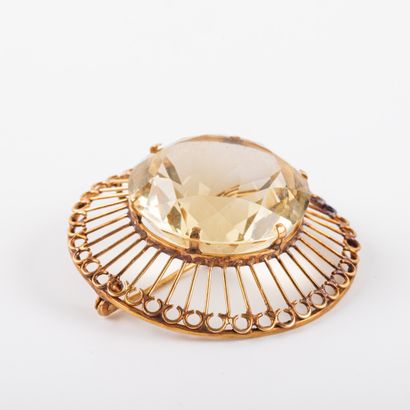 null 
Broche rosace, citrine , monture or 




Vers 1960 




Poids brut : 23 g-...