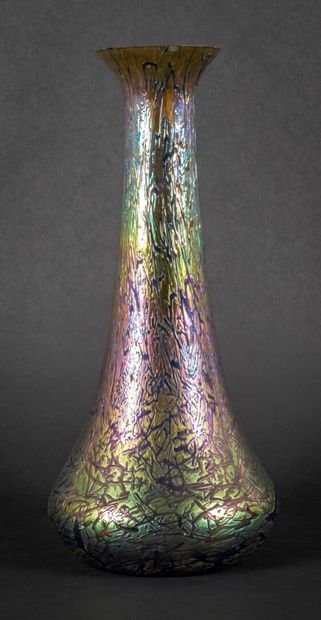 null Attributed to LOETZ.

Vase in iridescent glass.

H : 35 cm

(small chips on...