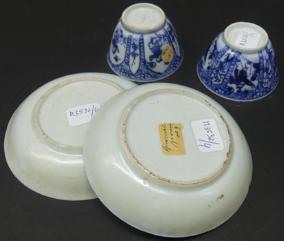 null Lot of blue-white porcelain including two cups with their display stand decorated...